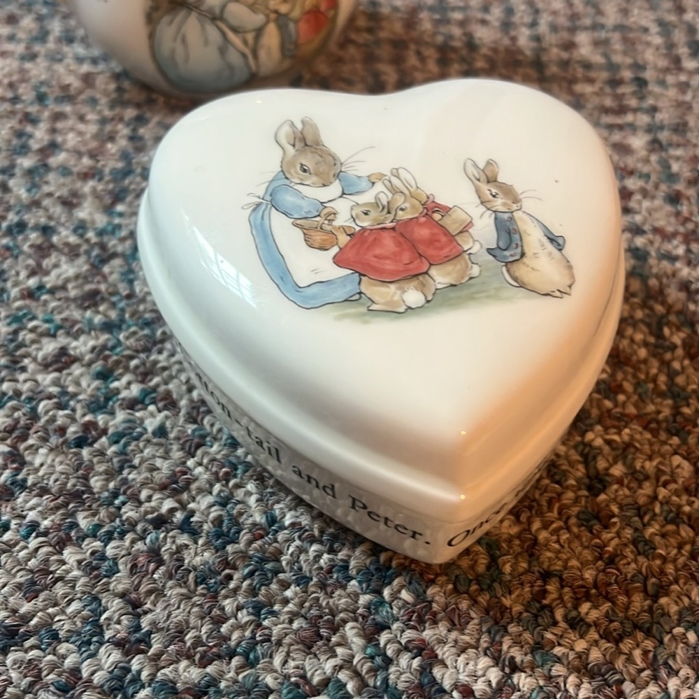 Peter Rabbit Wedgewood nursery set and trinket dish - Picture 4 of 14